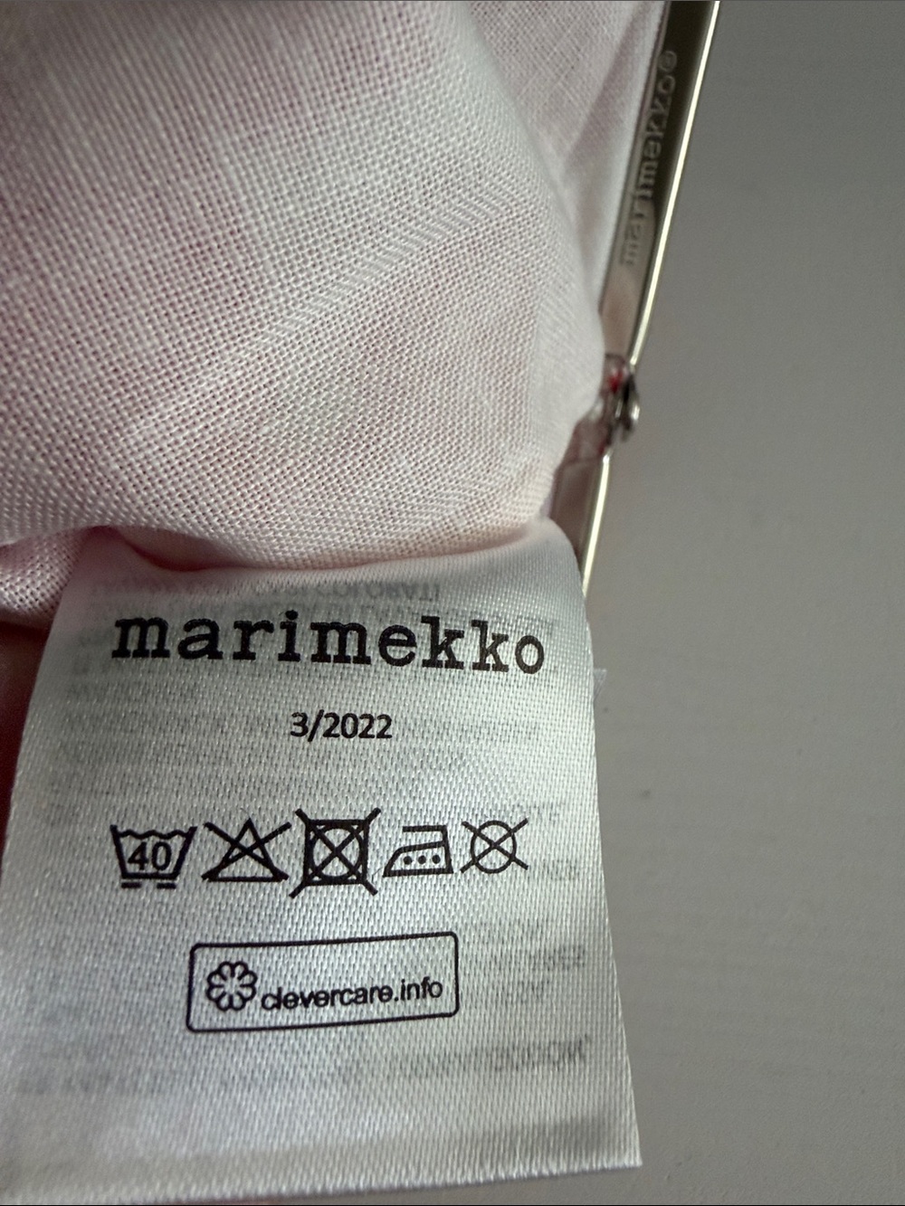 Marimekko Red Mini Unikko Pouch ‘Puolikas Kukkaro’ with Kiss Lock Closure NWT - Picture 8 of 9